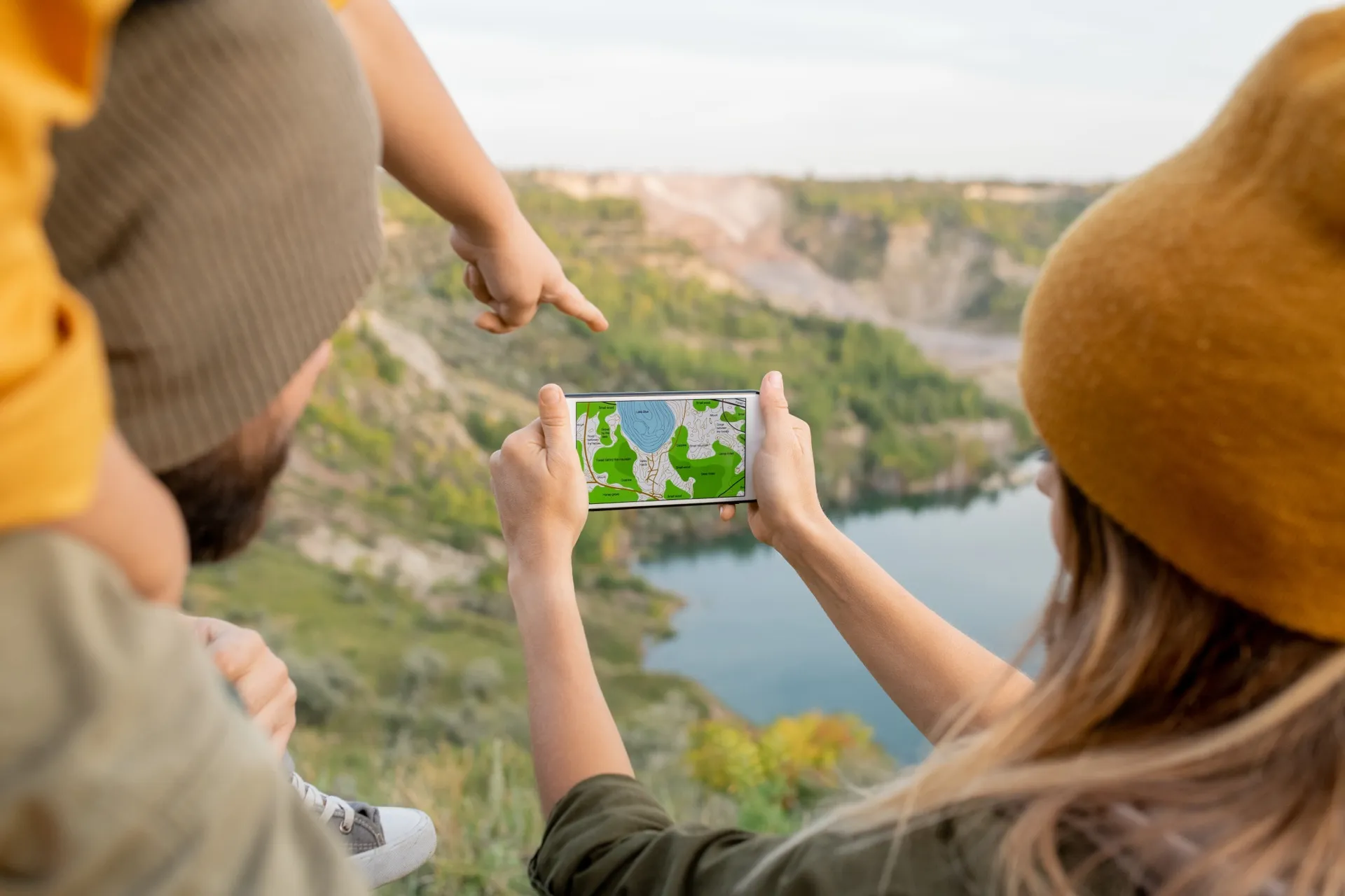 Des voyageurs qui consultent un téléphone ensemble